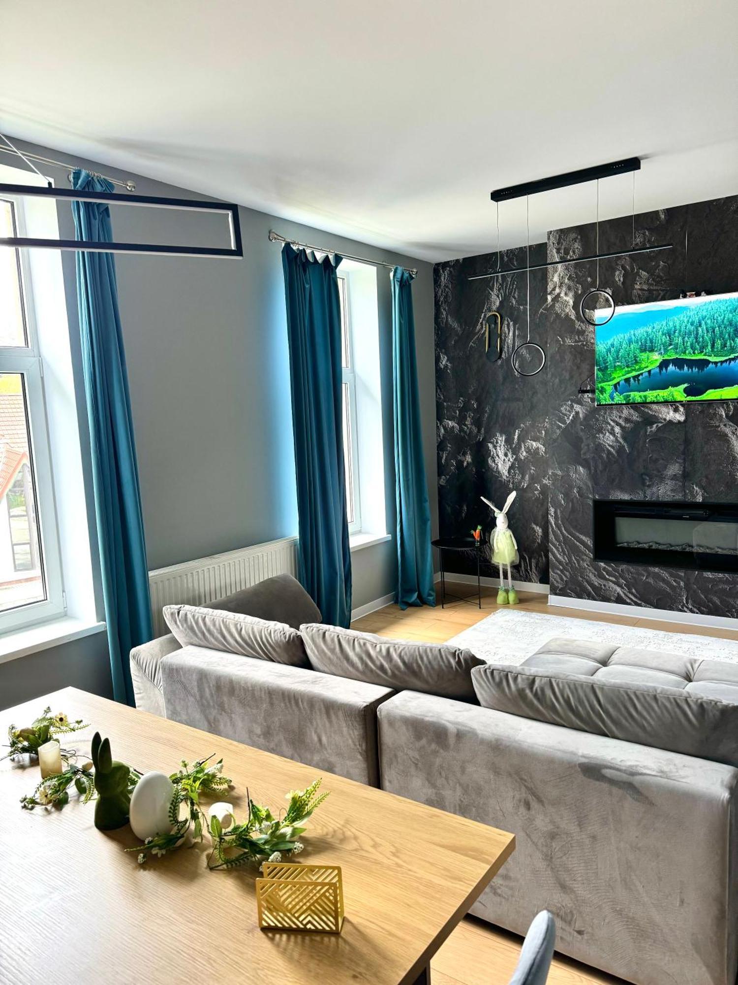 Lv Luxury Apart - One Minute Away From Train Station Predeal Esterno foto